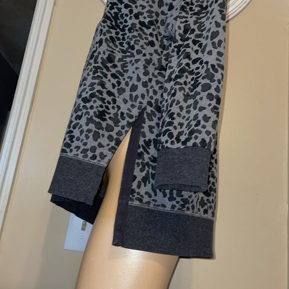 Old Navy women’s Medium top sweatshirt tunic animal cheetah print grey - Picture 3 of 7